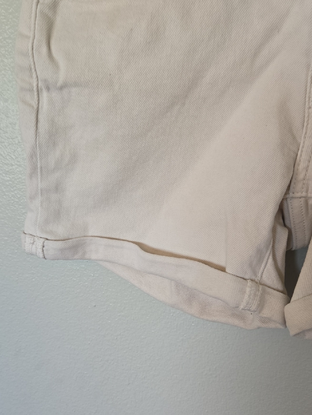 Levi's | Off White Cuffed 4" Denim Shorts Size 27 - Picture 6 of 10